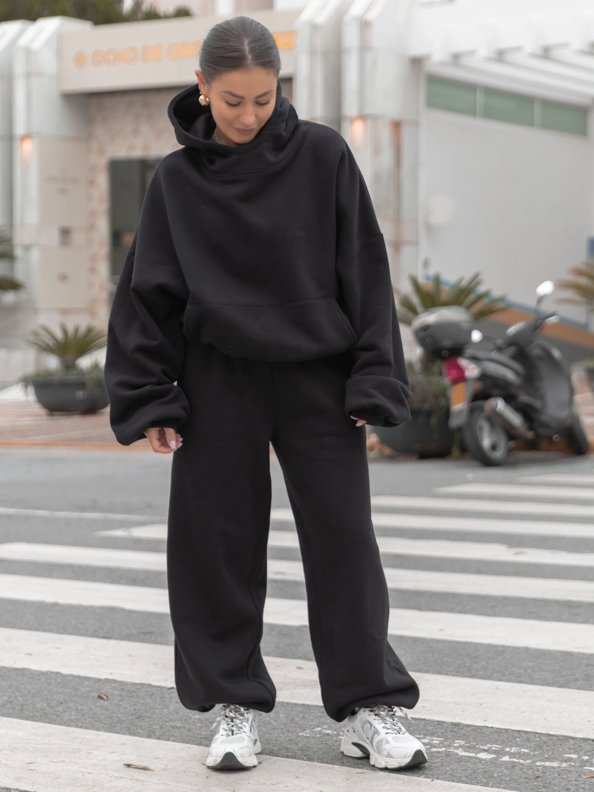 Oversizowy KOMPLET z drapanego bawełnianego dresu bluza z kapturem na stójce kangurka i spodnie szerokie baggy czarny E1 + E643