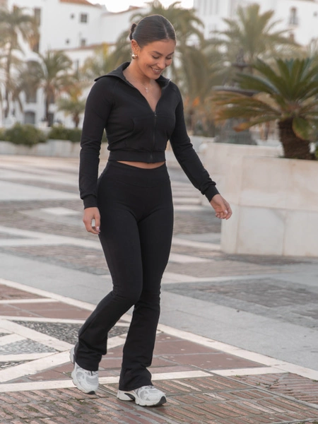 Dopasowany KOMPLET z elastycznej dzianiny dresowej rozpinana bluza i spodnie z rozszerzanymi nogawkami czarny X556