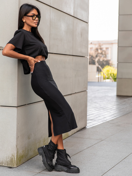 SPÓDNICA o długości midi dopasowana z rozporkiem z gładkiej dzianiny czarna E418