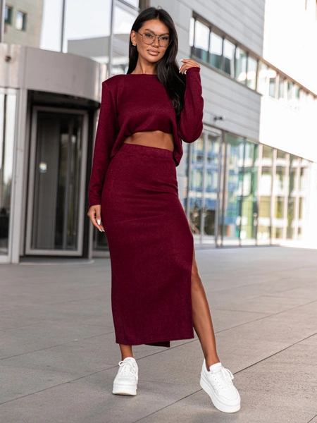 Swetrowy KOMPLET luźna bluzka z poduszkami i spódnica długość maxi z rozporkiem bordowy X352