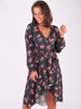 ASYMETRYCZNA SUKIENKA WIĄZANA W PASIE czarna w duże kwiaty B191 k01