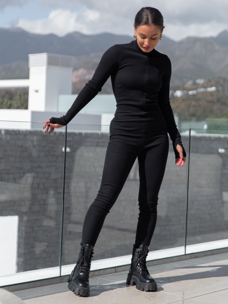 Bawełniany dopasowany KOMBINEZON z dzianiny prążkowanej na stójce zapinany na zamek czarny X458