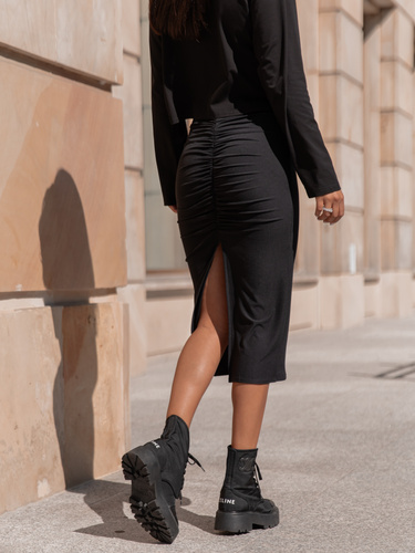 Obcisła midi SPÓDNICA z efektem push up z gładkiej dzianiny czarna X310 k01