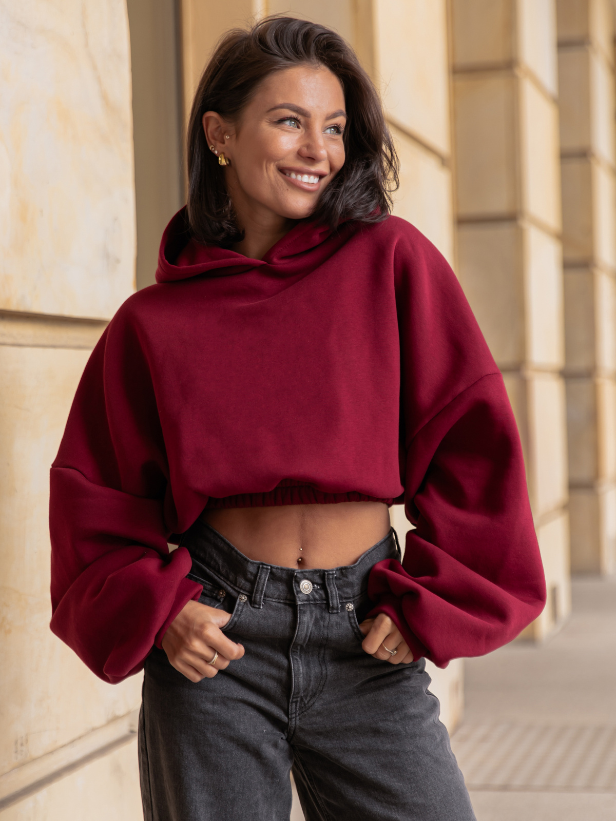 Dresowa bawełniana BLUZA kangurka z kapturem o krótszym kroju bluzowana bordowa X304