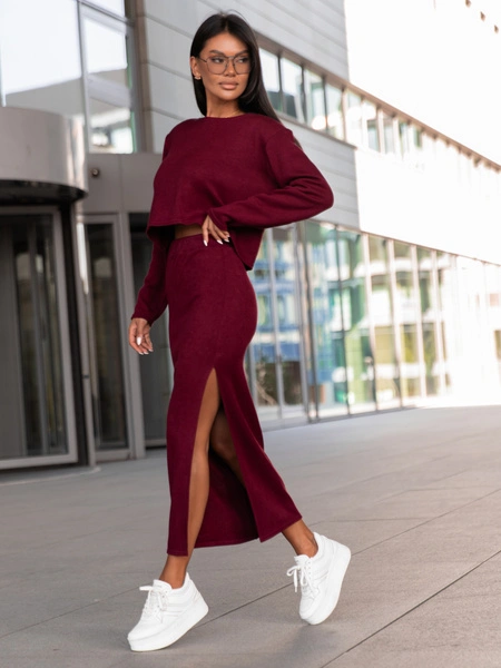 Swetrowy KOMPLET luźna bluzka z poduszkami i spódnica długość maxi z rozporkiem bordowy X352