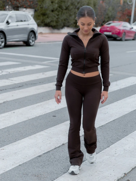 Dopasowany KOMPLET z elastycznej dzianiny dresowej rozpinana bluza i spodnie z rozszerzanymi nogawkami czekoladowy X556