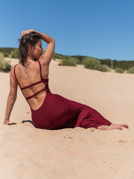 Wiskozowa SUKIENKA maxi na ramiączkach z gołymi plecami bordowa X130 k01