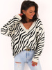 Oversizowy sweter z dekoltem V zebra ecru k249