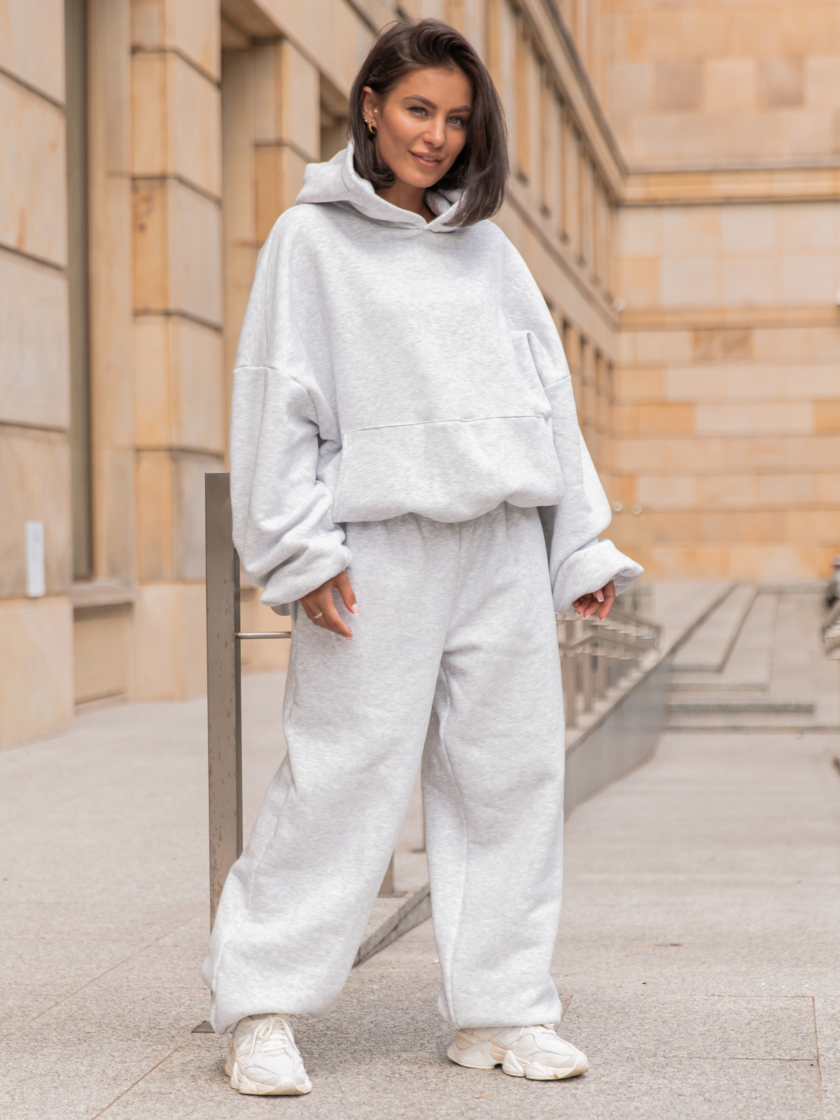 Viralowy ZESTAW: bawełniana BLUZA oversize z kapturem E644 + SPODNIE baggy E643