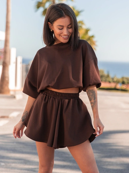 Dresowy bawełniany KOMPLET bluza z krótszym rękawem bluzowana i spodenki asymetryczne czekoladowy X121 k01