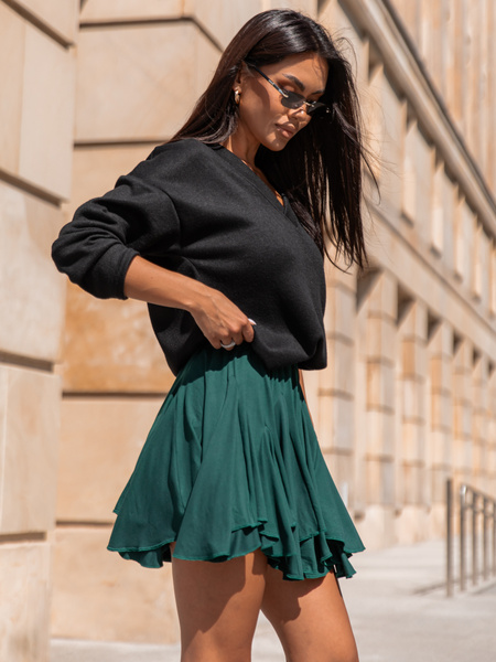 Rozkloszowana mini SPÓDNICA z asymetrycznym dołem zielona X312