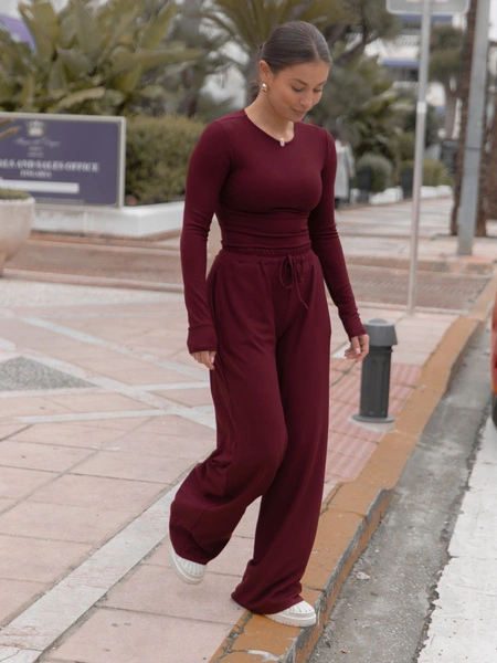 Codzienny KOMPLET bluzka bez dekoltu i luźne spodnie z gumką w pasie z prążkowanej dzianiny wiscoza i bawełna bordowy X559