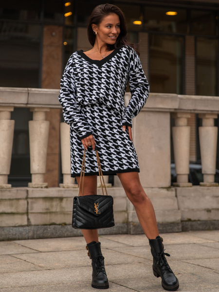 SWETER dekolt V pepitka K282