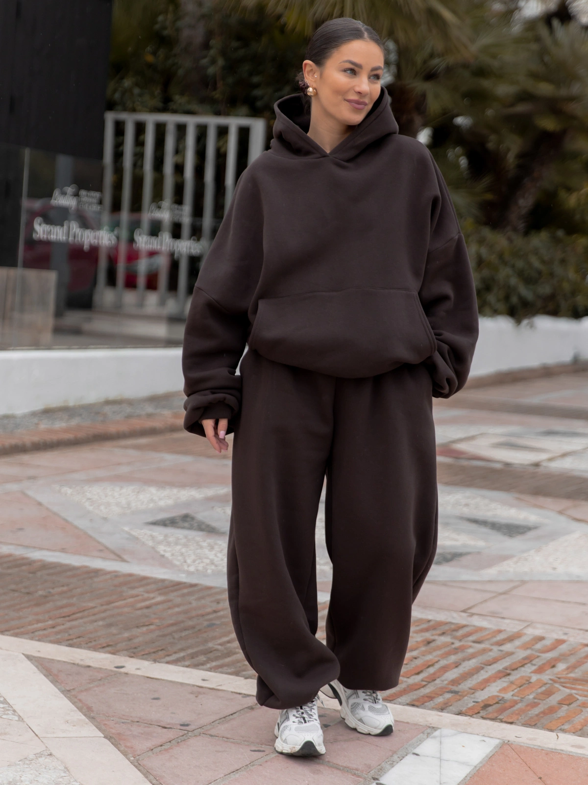 Spodnie o kroju barrel najmodniejsze bawełniane dresowe czekoladowe X561