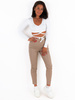 Dopasowane spodnie z wysokim stanem legginsy z eko skóry beżowe c364 k01