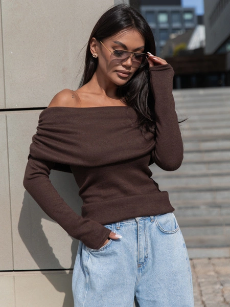 Dopasowany codzienny SWETER o klasycznym splocie opuszczany na ramiona brązowy X411 k01