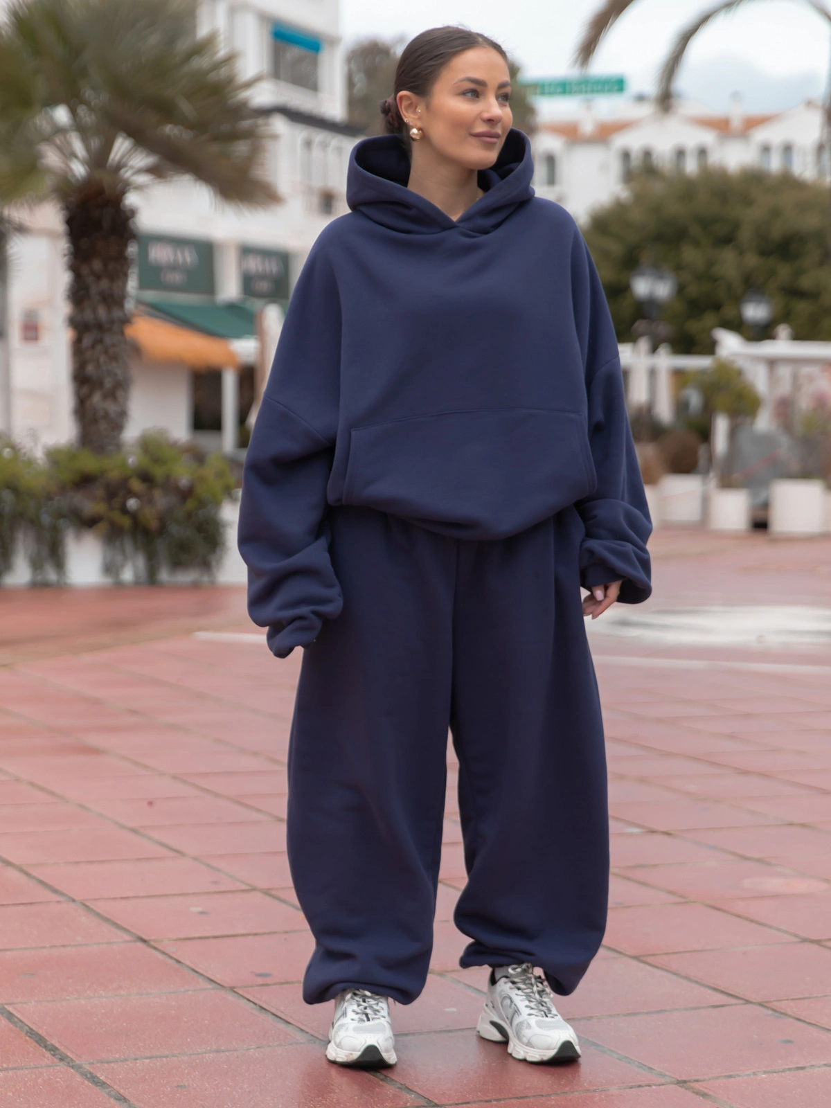 Spodnie o kroju barrel najmodniejsze bawełniane dresowe navy blue X561