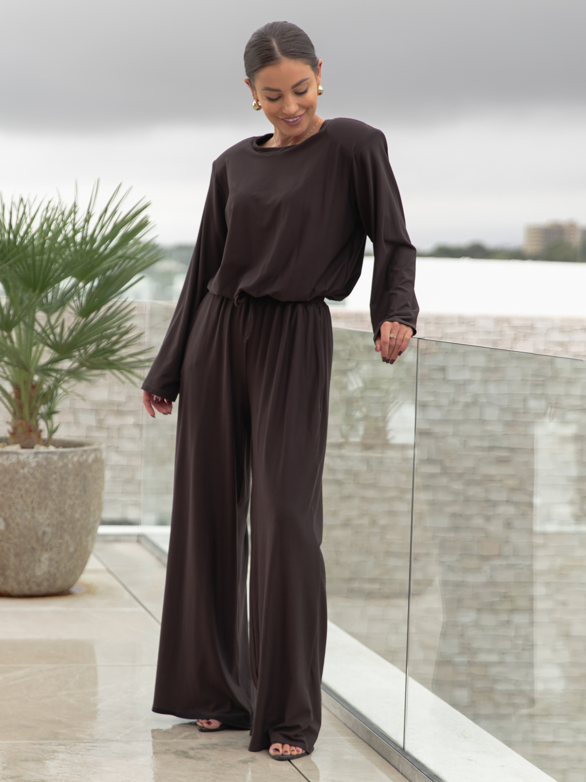 Komfortowy luźny KOMBINEZON z wiscozy z poduszkami na ramionach czekoladowy X472