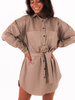 Asymetryczna sukienka z eko skóry krój koszulowy z paskiem beżowa c373 k01