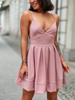 Elegancka rozkloszowana sukienka na cienkich ramiączkach brudny róż c319 k01