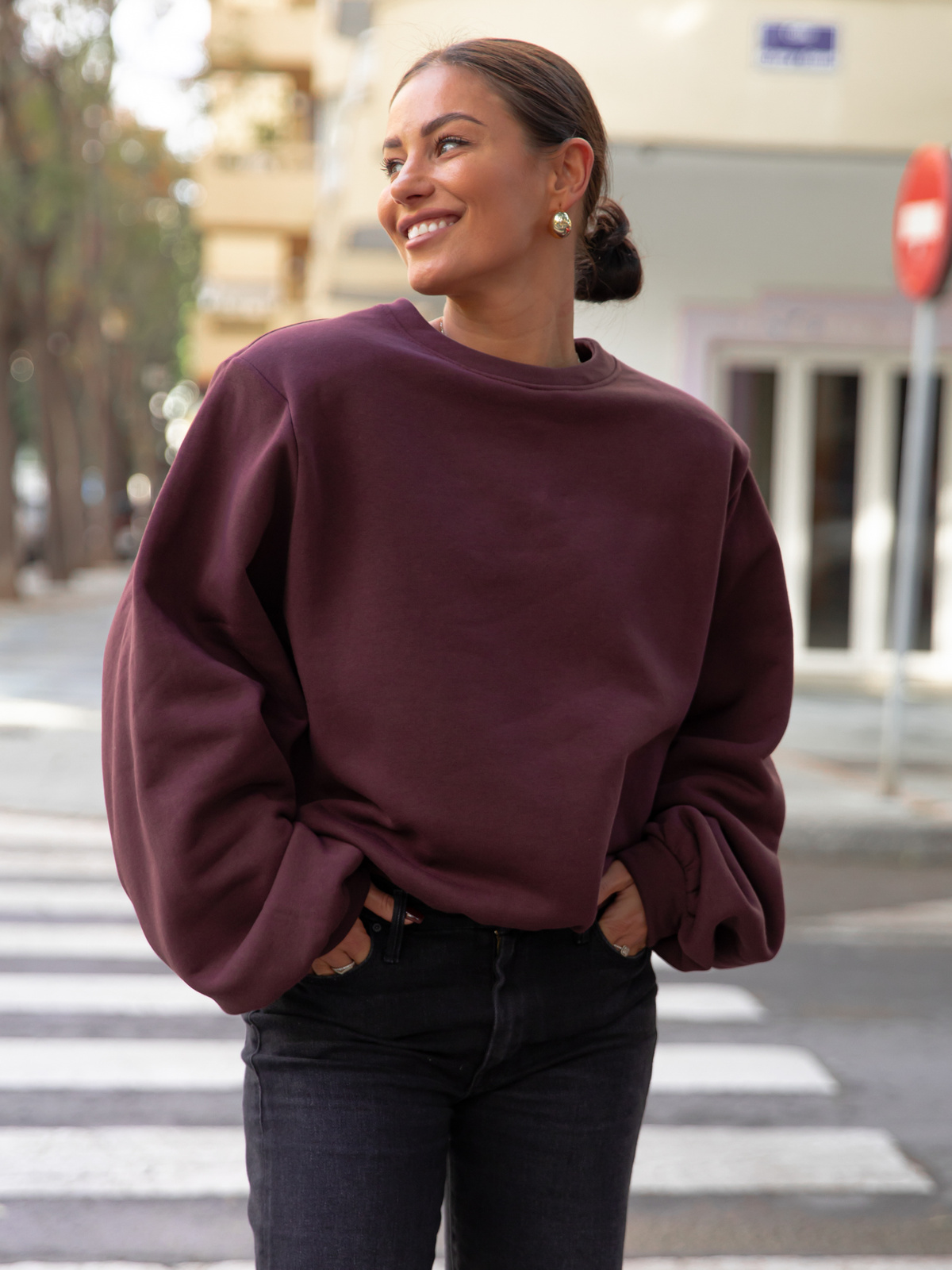 Oversizowa bawełniana BLUZA z drapanego dresu z poduszkami na ramionach śliwkowa X469