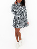 Luźna sukienka welurowa z golfem z gumką w pasie zebra c607 k01