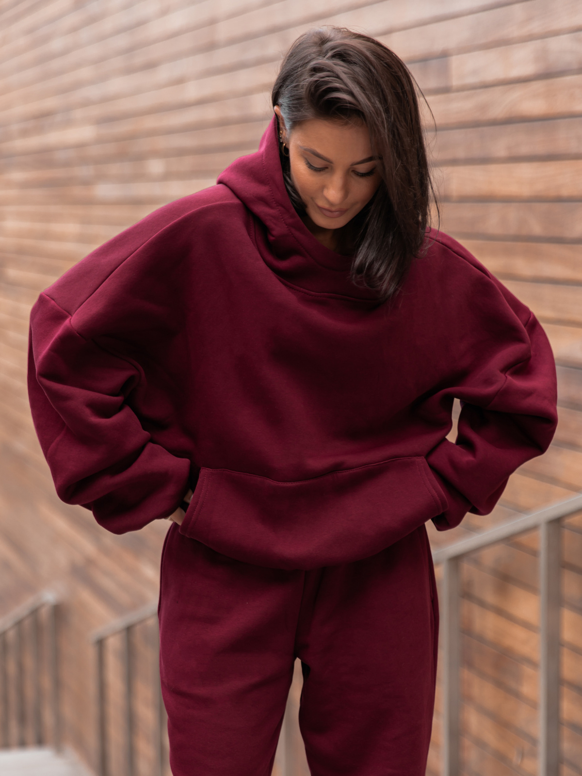 Viralowa Bawełniana BLUZA z drapanego dresu z kapturem na stójce z kieszeniami kangurka bordowa E1