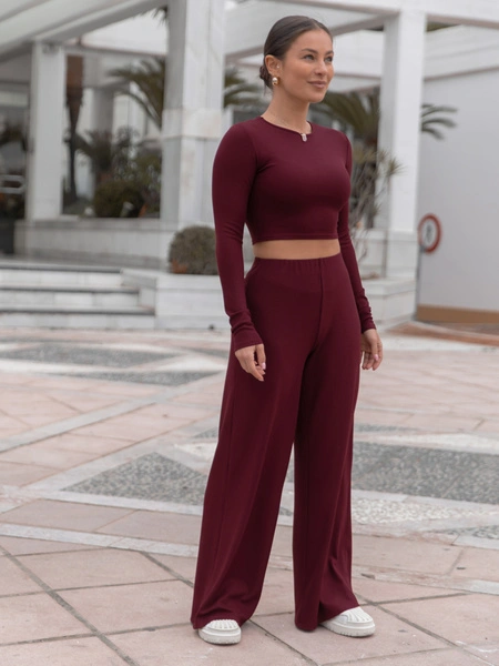 Codzienny KOMPLET krótka bluzka bez dekoltu i dopasowane spodnie z szerokimi nogawkami z prążkowanej dzianiny wiscoza i bawełna bordowy X552