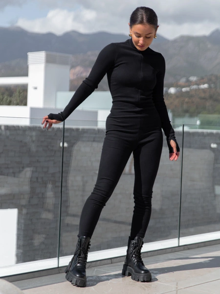 Bawełniany dopasowany KOMBINEZON z dzianiny prążkowanej na stójce zapinany na zamek czarny X458 k01