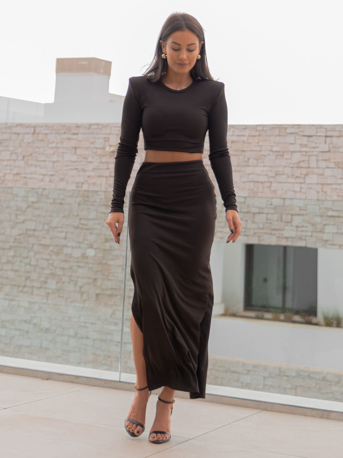 Elegancki KOMPLET krótka bluzka z poduszkami na ramionach i spódnica maxi z rozporkiem czekoladowy X455