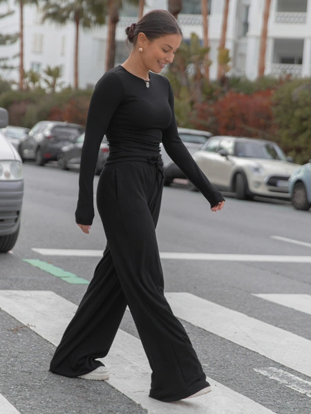 Codzienny KOMPLET bluzka bez dekoltu i luźne spodnie z gumką w pasie z prążkowanej dzianiny wiscoza i bawełna czarny X559