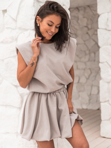 KOMPLET t-shirt bez rękawów z poduszkami na ramionach i spódnica mini bombka z tkaniny ala len beżowy X173 k01