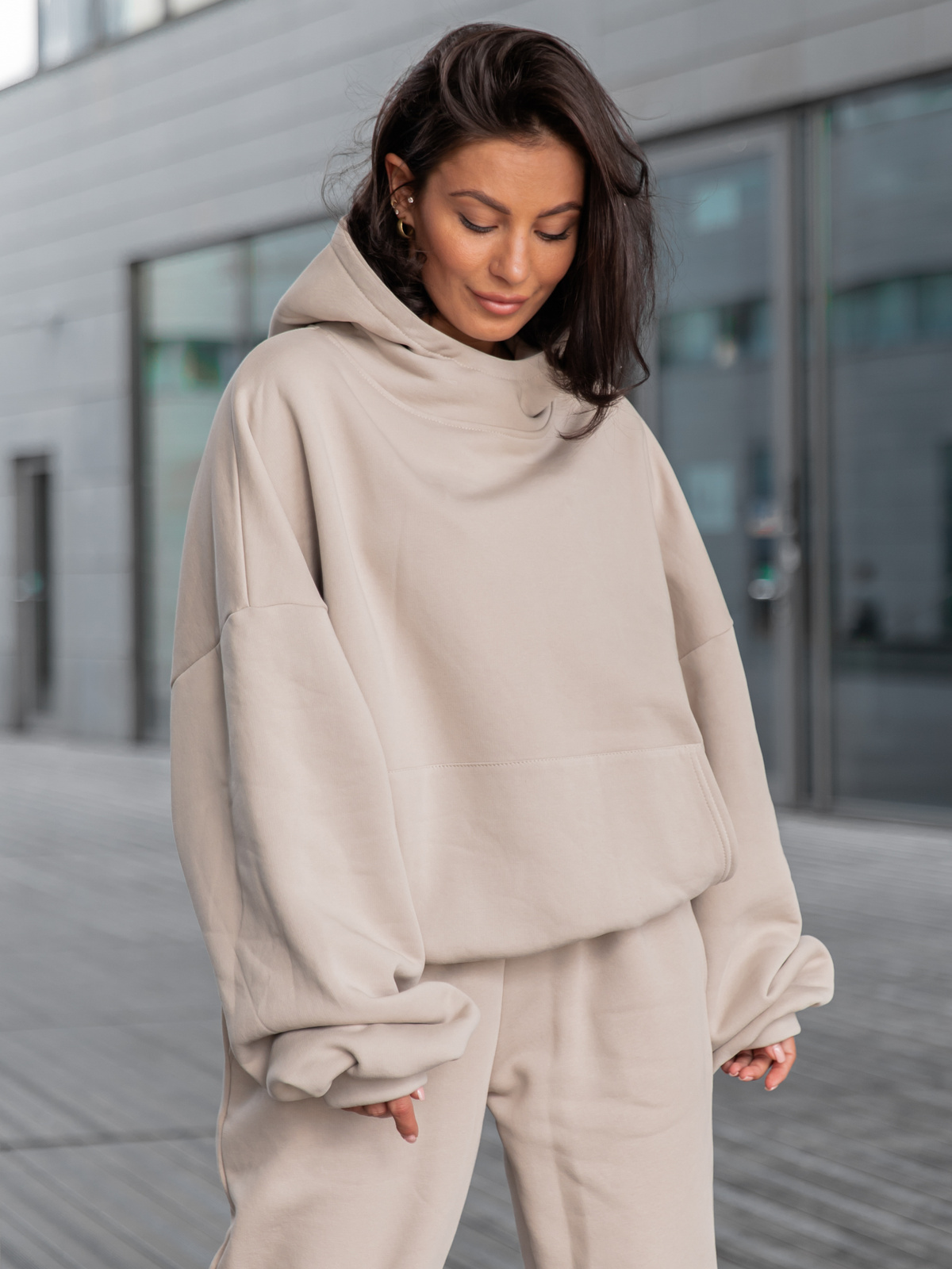 Viralowa Bawełniana BLUZA z drapanego dresu z kapturem na stójce z kieszeniami kangurka stone E1