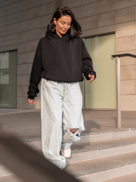 Dresowa bawełniana BLUZA z kapturem kangurka o klasycznym kroju czarna X350