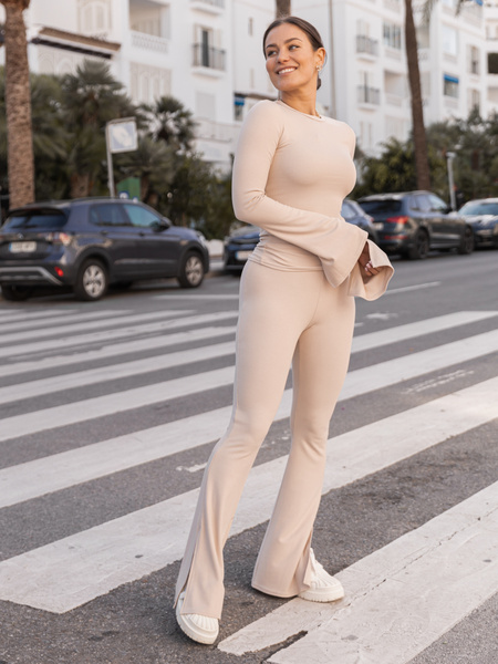 Codzienny KOMPLET bluzka i dopasowane spodnie z szerokimi nogawkami z prążkowanej dzianiny wiscoza i bawełna beżowy X502