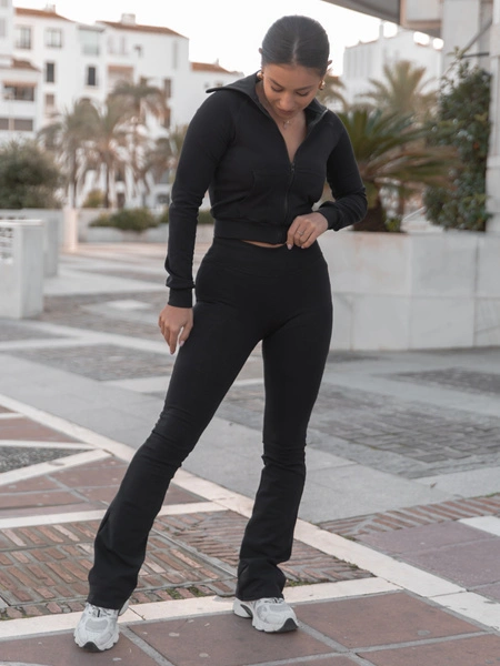 Dopasowany KOMPLET z elastycznej dzianiny dresowej rozpinana bluza i spodnie z rozszerzanymi nogawkami czarny X556
