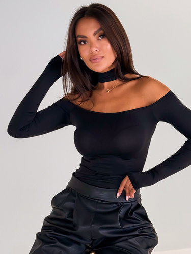 Dopasowana BLUZKA opuszczana na ramiona z chokerem z gładkiej dzianiny czarna E538