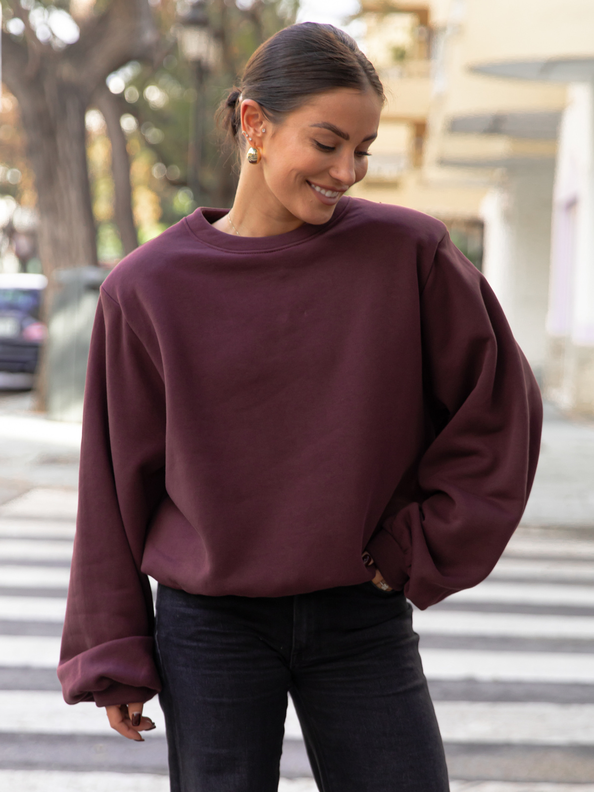 Oversizowa bawełniana BLUZA z drapanego dresu z poduszkami na ramionach śliwkowa X469