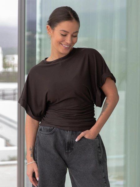 Wiskozowa BLUZKA kimono z marszczeniem po bokach z krótkim rękawem czekoladowa X501