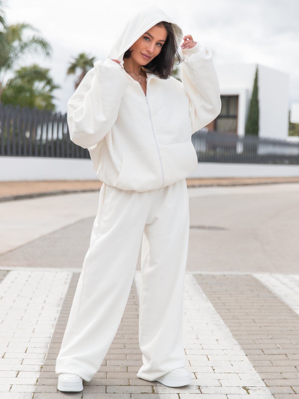 Oversizowa BLUZA z kapturem zapinana na zamek bluzowana kangurka z bawełnianej dresówki ecru X1 k01