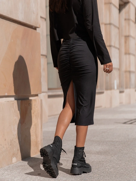 Obcisła midi SPÓDNICA z efektem push up z gładkiej dzianiny czarna X310 k01