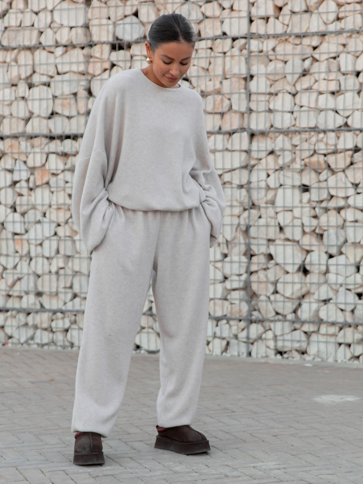 Codzienny KOMPLET dres ze swetrowej dzianiny oversizowa bluza i luźne spodnie ze ściągaczami beżowy X452 k01