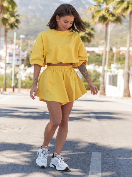 Dresowy bawełniany KOMPLET bluza z krótszym rękawem bluzowana i spodenki asymetryczne żółty X121 k01