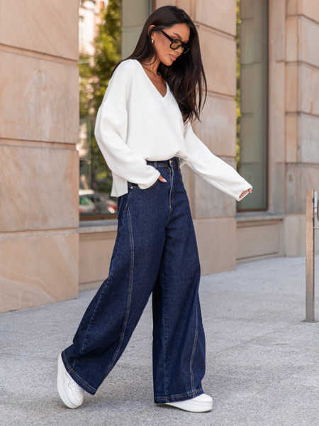 Luźny codzienny SWETER o klasycznym splocie z dekoltem w serek ecru X301