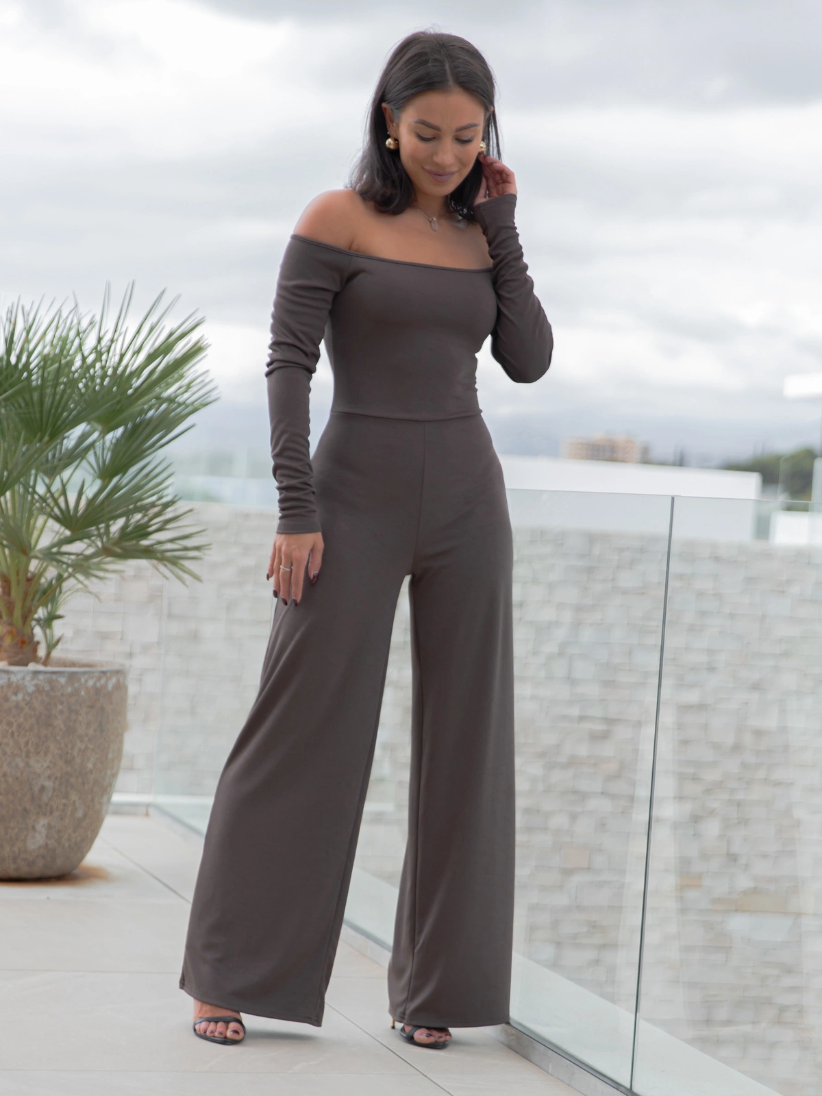 Elegancki KOMBINEZON opuszczany na ramiona z szerokimi spodniami dark mokka X454 k01