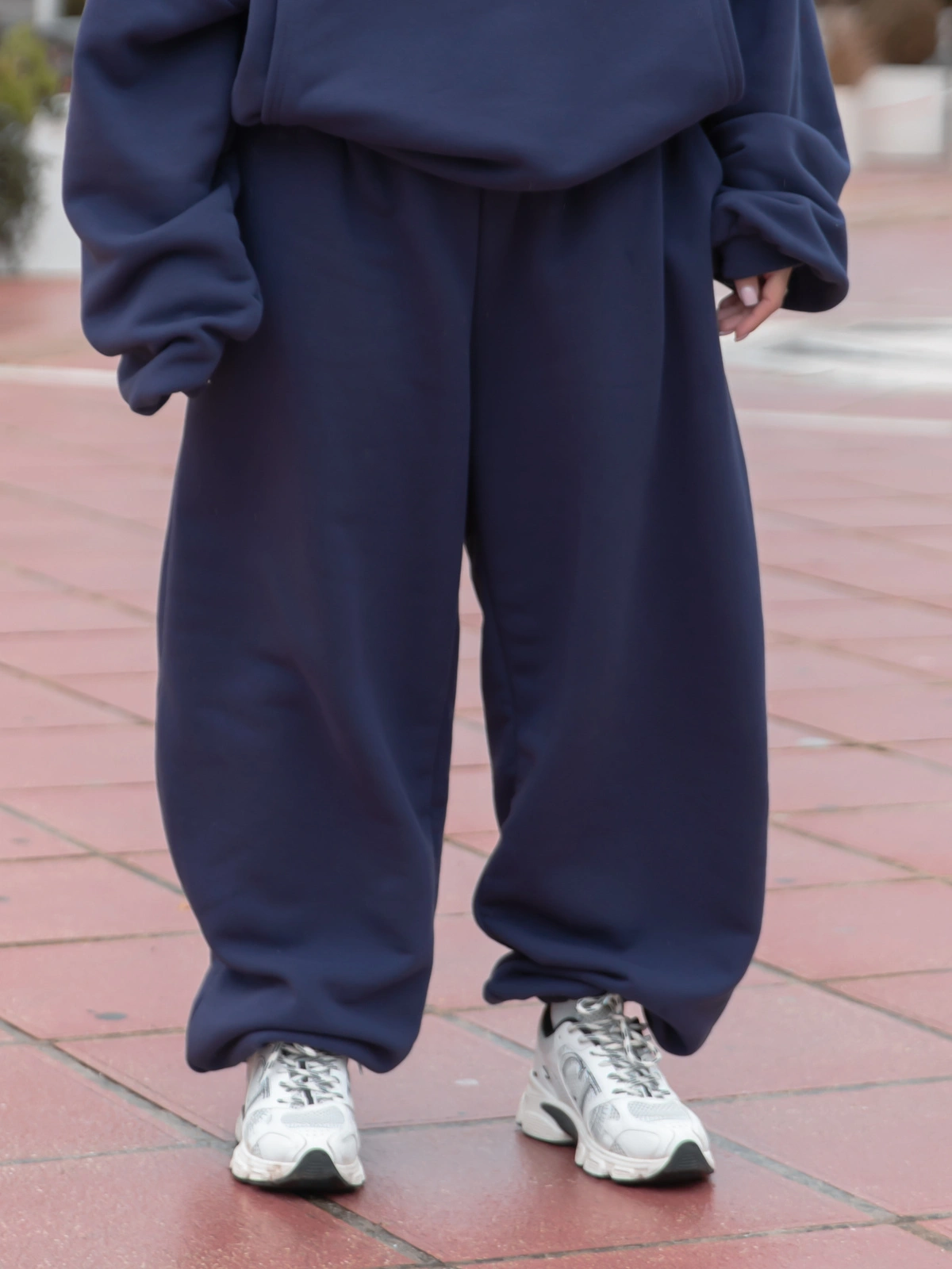 Spodnie o kroju barrel najmodniejsze bawełniane dresowe navy blue X561