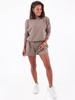 Dresowy kombinezon dekolt v krótkie spodenki cappuccino b95 kk01