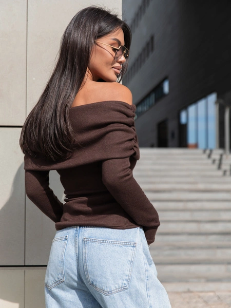 Dopasowany codzienny SWETER o klasycznym splocie opuszczany na ramiona brązowy X411 k01