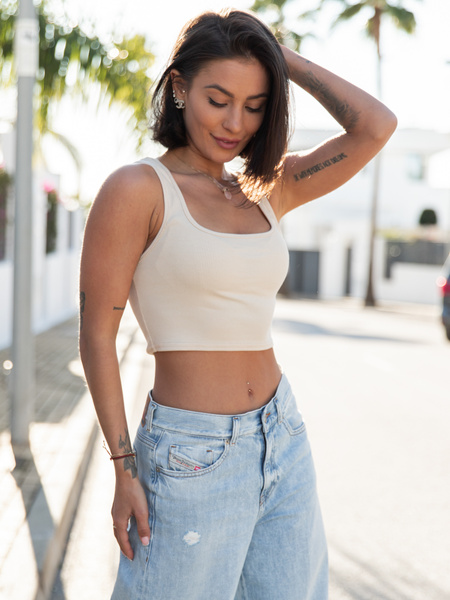 Basic krótki TOP na ramkach z modalu o fakturze prążka waniliowy X9 k01