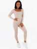 Bawełniany kombinezon z dekoltem z dzianiny prążkowanej beżowy c343 k01
